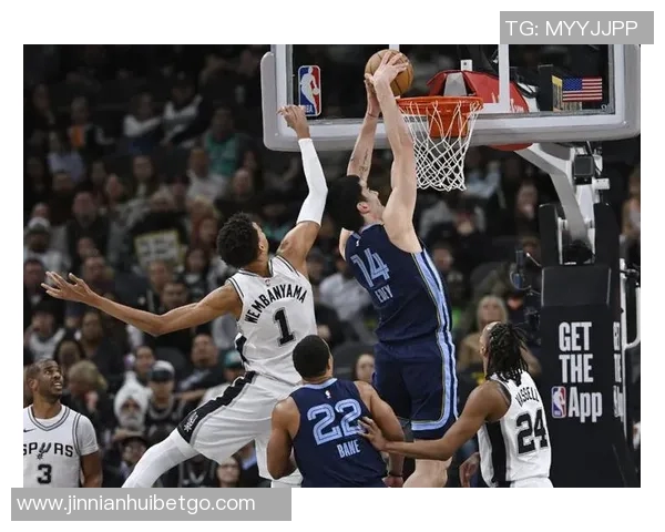 文班亚马首节表现不佳4次失误被断球反击仅得7分4篮板2助攻