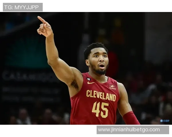 米切尔半场三分火力全开5投5中轻松拿下15分助球队争胜